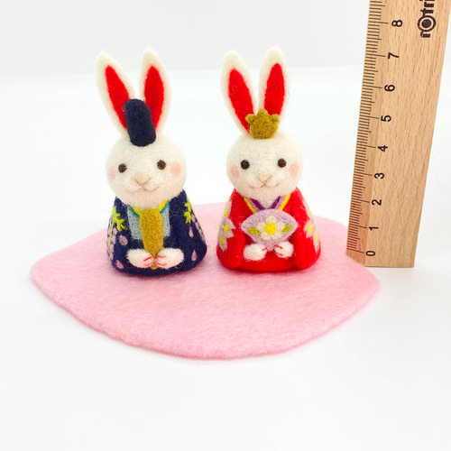 再再販！羊毛フェルトのうさぎのお雛様と桃の花マット 木箱付 ひな人形