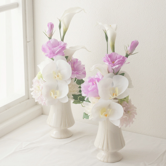 仏花】胡蝶蘭とカラーとダリアの仏花（紫&ピンクご自宅の花立てに飾っ