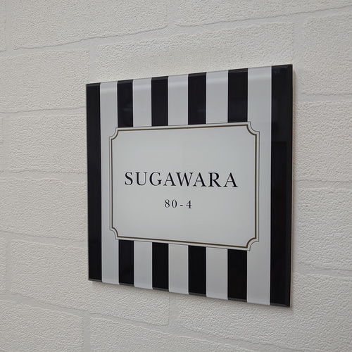 だいちゃん＊白背景シルバーローマ字はみ出しアクリル表札＊斜めカット