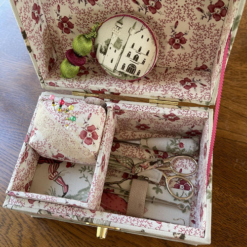 カルトナージュミニ裁縫箱 おとぎの国から飛び出したような可愛らしい