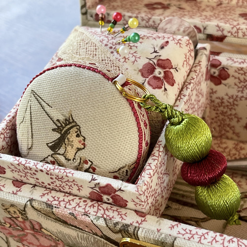 カルトナージュミニ裁縫箱 おとぎの国から飛び出したような可愛らしい