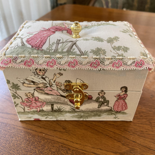 カルトナージュミニ裁縫箱 おとぎの国から飛び出したような可愛らしい