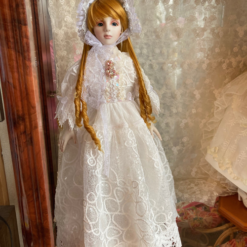 創作ビスクドール人形 ブルーアイと白いアンティーク風ドレスの女の子