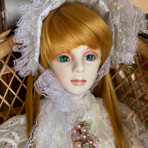 創作ビスクドール人形 ブルーアイと白いアンティーク風ドレスの女の子