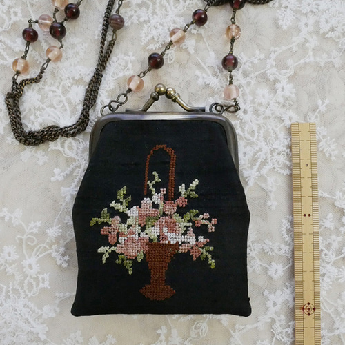 手刺繍 総ビーズがま口バッグ ＊ベルベットレースショール付
