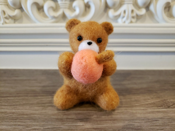 羊毛フェルト 置物 クマさん 大好きなリンゴを持つクマちゃん f00046