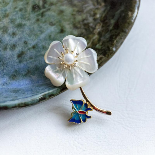 CHANEL ブローチ単品 白蝶貝花型ブローチ CHANEL ブローチ単品 白蝶貝