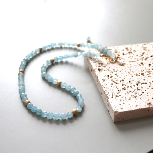 3月の誕生石 大粒アクアマリン・ビーズネックレス 水色 春のおしゃれ