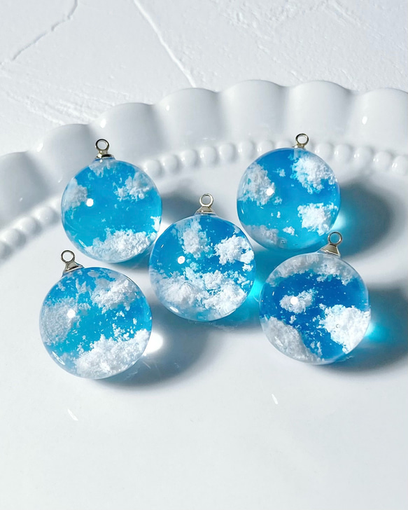 受注生産】雲レジンの空玉キーホルダー(2cm)｜青空・空色・雲モチーフ