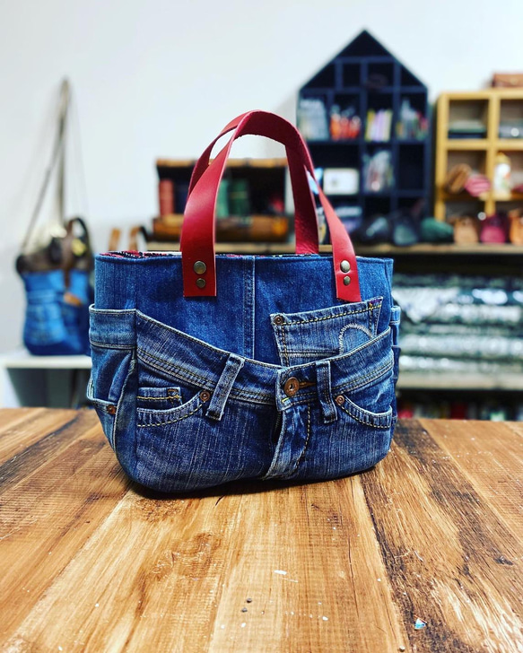 デニムと革のトートバッグ：デニムリメイク×本革持ち手赤 ゴブラン内側