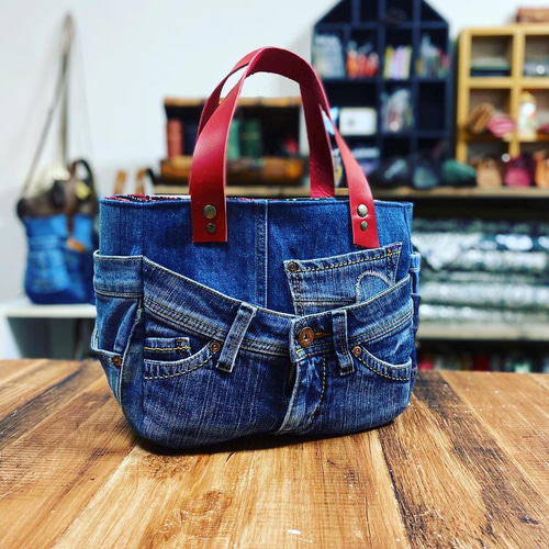デニムと革のトートバッグ：デニムリメイク×本革持ち手赤 ゴブラン内側