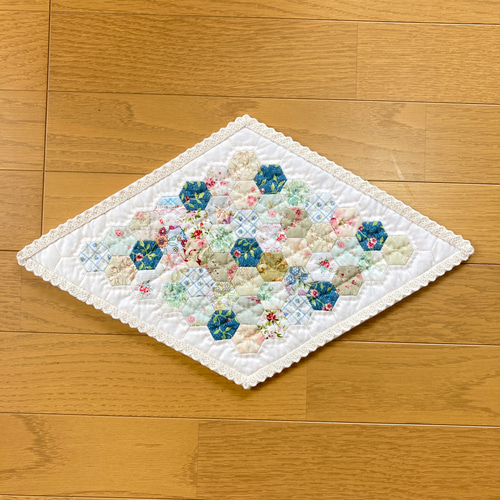 パッチワークキルト ヘキサゴンの菱形キルト タペストリーにもマットに