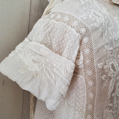 フランスアンティーク Bebeの白い刺繍入りベビードレス フランス