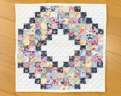 四角つなぎのパッチワークタペストリー パッチワークキルト