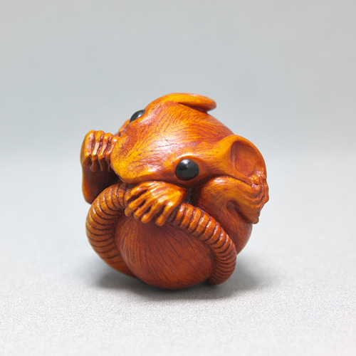 根付】丸鼠 ／ まるねずみ（御蔵島産 黄楊材 使用） 彫刻 伝吉_