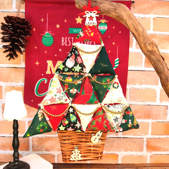 パッチワーク・クリスマスの三角ツリータペストリー タペストリー