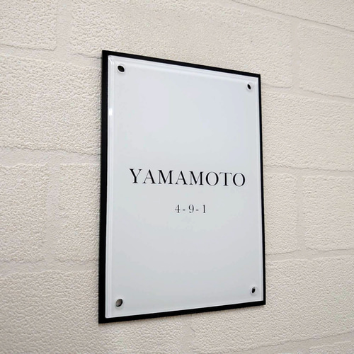 海外ハイブランド保存箱調のアクリル表札【ホワイト×ブラック】＊透明