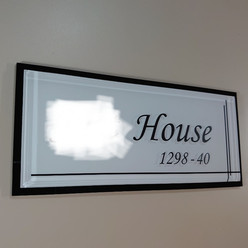 海外ハイブランド保存箱調のアクリル表札【ホワイト×ブラック】＊透明