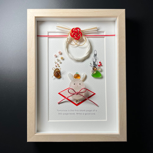 シーグラスアート『うさぎ鏡餅(しめ縄・白)』 フレームアート/壁掛け