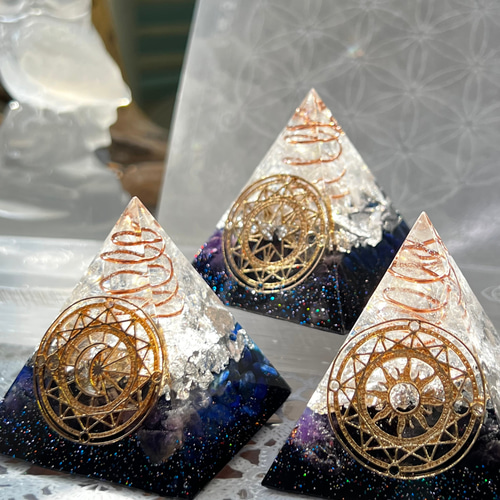 ピラミッド型 宇宙オルゴナイト 魔法陣 ファンタジー 星 月 太陽