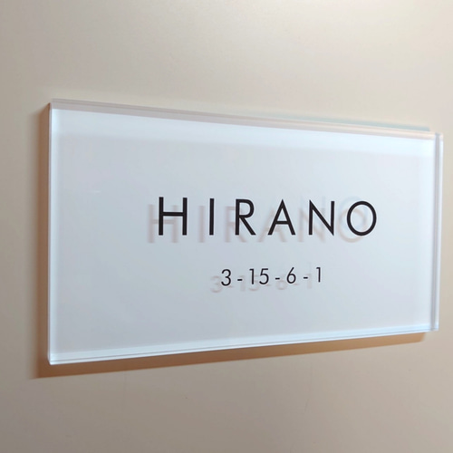屋外対応】気品溢れる白ベースアクリル表札＊透明4辺45度斜めカット