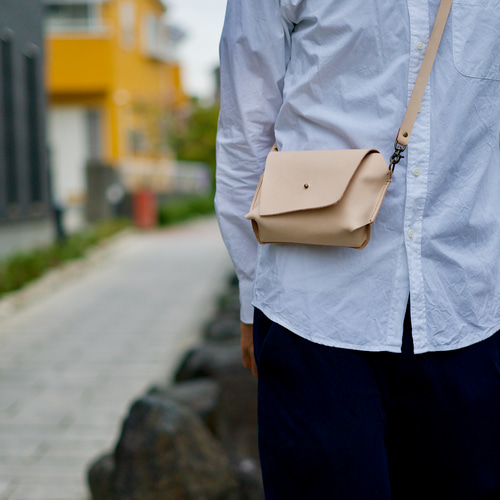 生成りのレザーサコッシュ ショルダーバッグ 本革ヌメ革ナチュラル