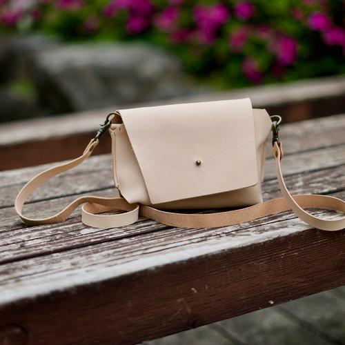 生成りのレザーサコッシュ ショルダーバッグ 本革ヌメ革ナチュラル