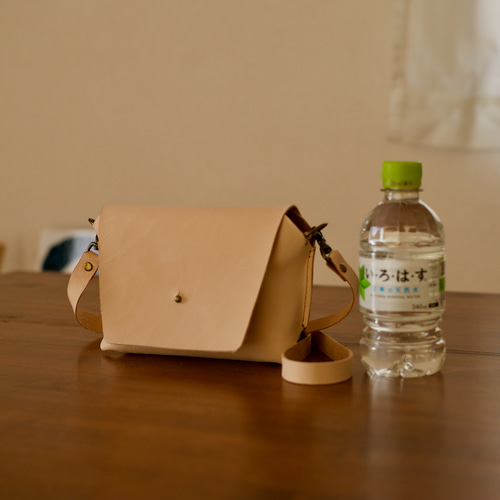 生成りのレザーサコッシュ ショルダーバッグ 本革ヌメ革ナチュラル