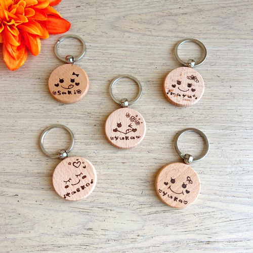 世界に一つのお名前入りキーホルダー 出産祝い 名入れ 卒園 入学 木製