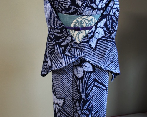 ◇現代 有松鳴海絞 浴衣◇【濃紺】意外と珍しい絞りのあやめ柄 静謐な