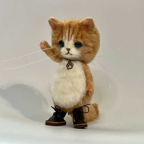 茶シロ猫の人形 羊毛フェルト ねこ ぬいぐるみ 羊毛フェルト nachumaro
