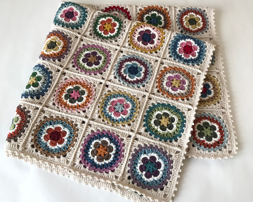 ウールのブランケット 74×75 （モチーフつなぎ・くさり編み花） その他