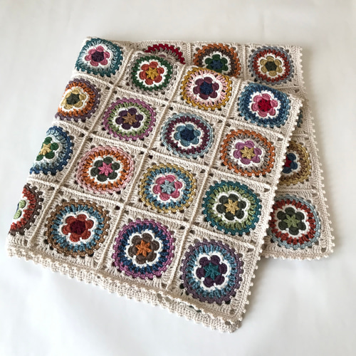 ウールのブランケット 74×75 （モチーフつなぎ・くさり編み花） その他