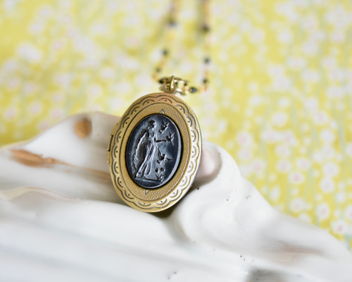 1930年代 ドイツアンティーク ニンフのカボション ロケットネックレス