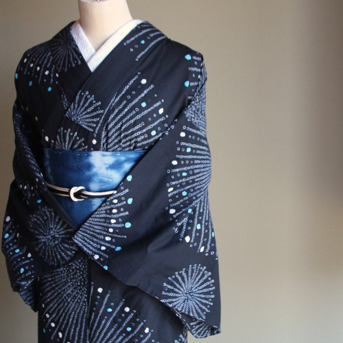 ◇現代 有松鳴海絞 浴衣◇【黒地+青】夜空に大輪の青い花火が大人の