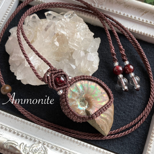 レインボーカラー アンモナイト化石 マクラメ編みネックレス・マクラメ