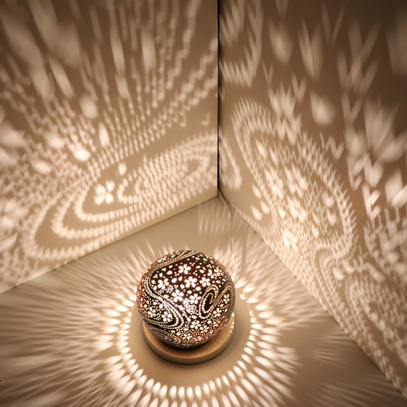 陶器ランプシェード桜照明『流川桜慕情』は陶芸窯元やす波窯の作品です