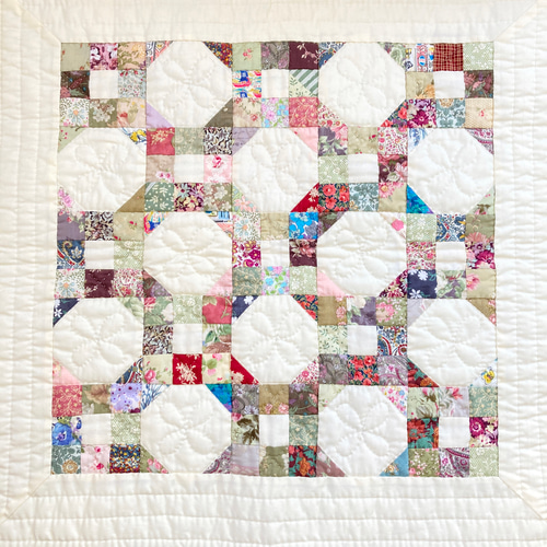 四角つなぎのパッチワークタペストリー パッチワークキルト