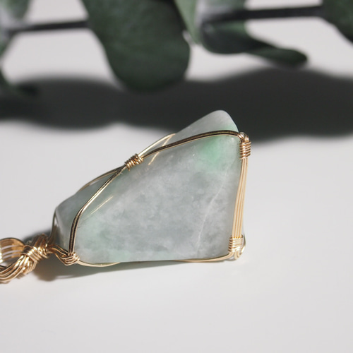 透明感ある糸魚川翡翠の女神巻き®ペンダントトップ ペンダントトップ