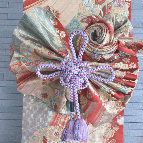 帯をリメイクした飾り結びのあるタペストリー その他インテリア雑貨