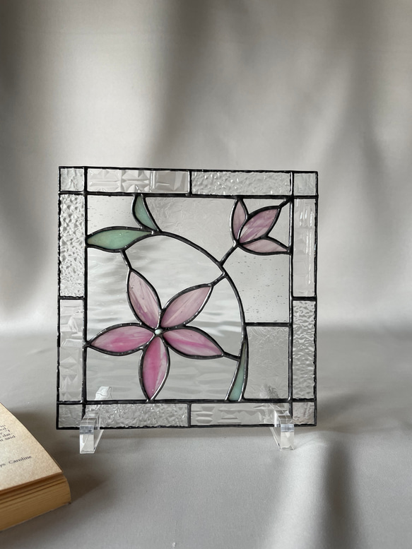 可憐なピンクの花びらが輝くステンドグラスパネル その他インテリア