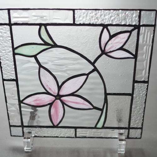 可憐なピンクの花びらが輝くステンドグラスパネル その他インテリア