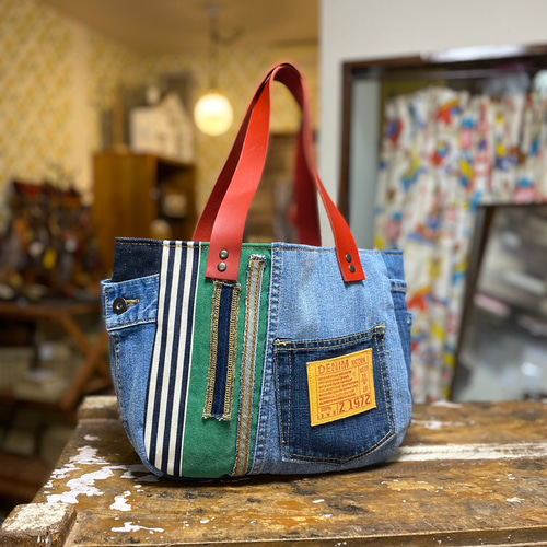 デニムと革のトートバッグ：デニムリメイク×本革持ち手レッド【スマホ
