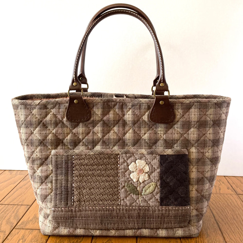 アップリケと刺繍のパッチワークキルトバッグ トートバッグ パッチ