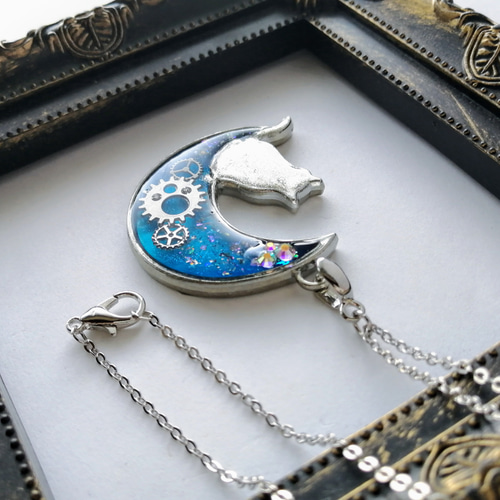 ブルーの猫の三日月ネックレス / レジン / スチームパンク / 歯車