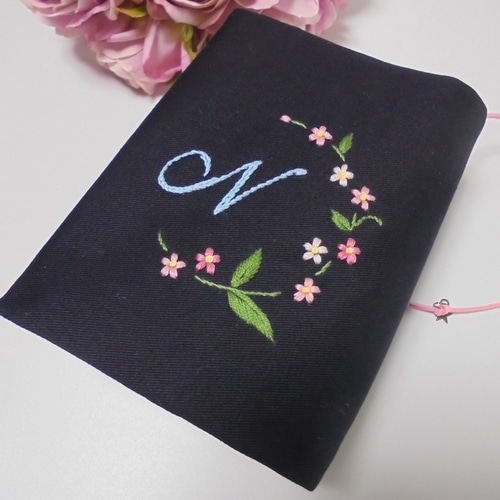 手刺繍 イニシャル文庫本カバー・小型中型聖書カバー・讃美歌・こども