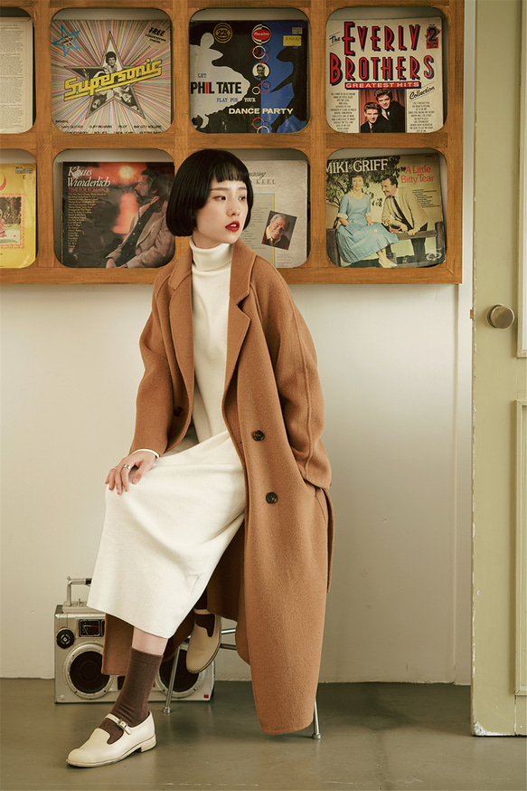 キャメル 70% ウール ダブルブレスト ミニマリスト コート 立体的な