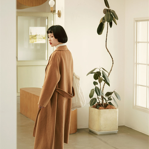 キャメル 70% ウール ダブルブレスト ミニマリスト コート 立体的な