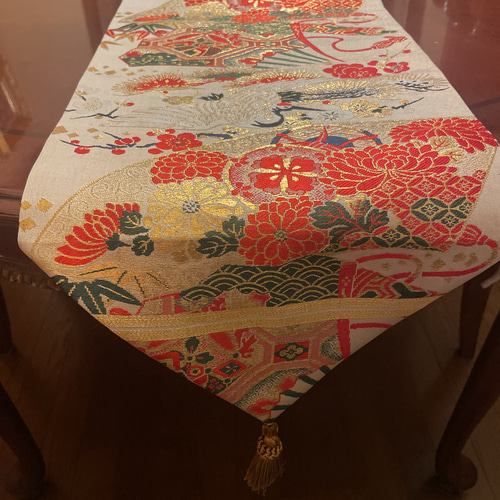 豪華刺繍 花嫁衣装の丸帯から作ったタッセル付き正絹テーブルランナー