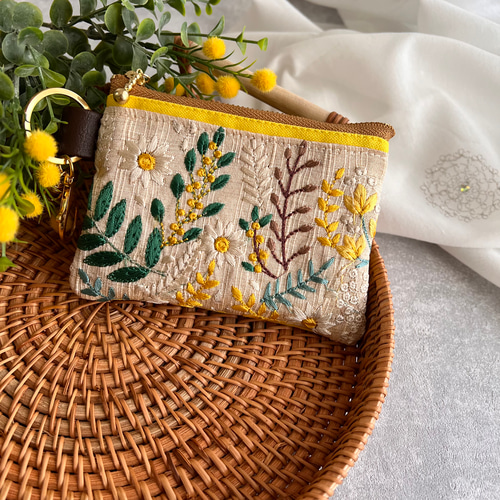 残り僅か】ミモザ柄☆インド刺繍×帆布☆キーホルダー付きフラット